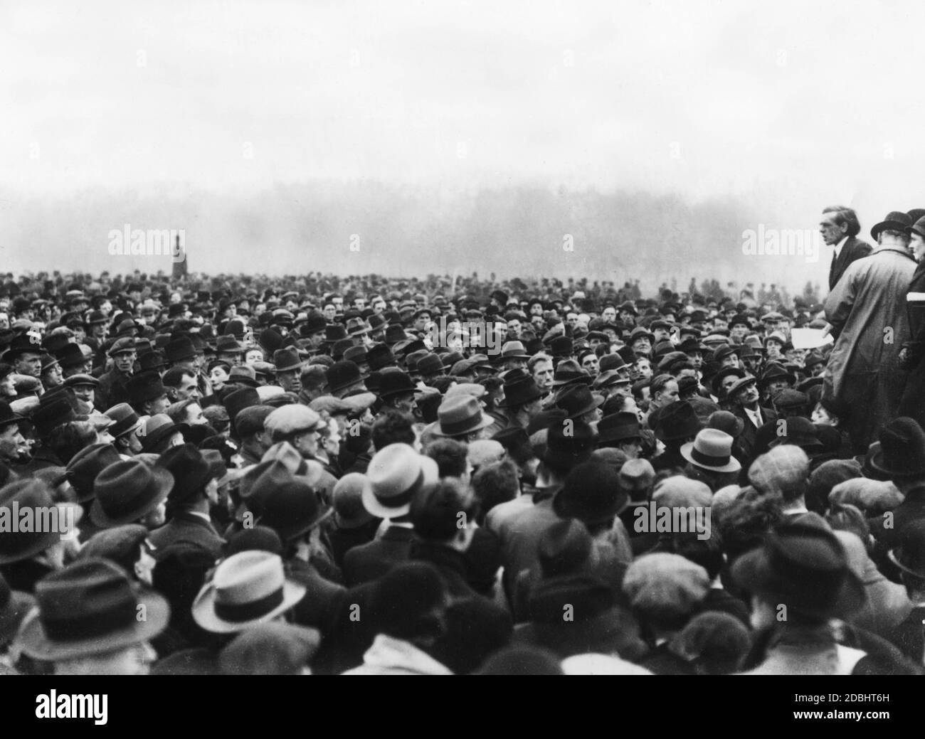 James Maxton (a destra) parla ad una dimostrazione del movimento del lavoro nell'Hyde Park di Londra. Foto Stock