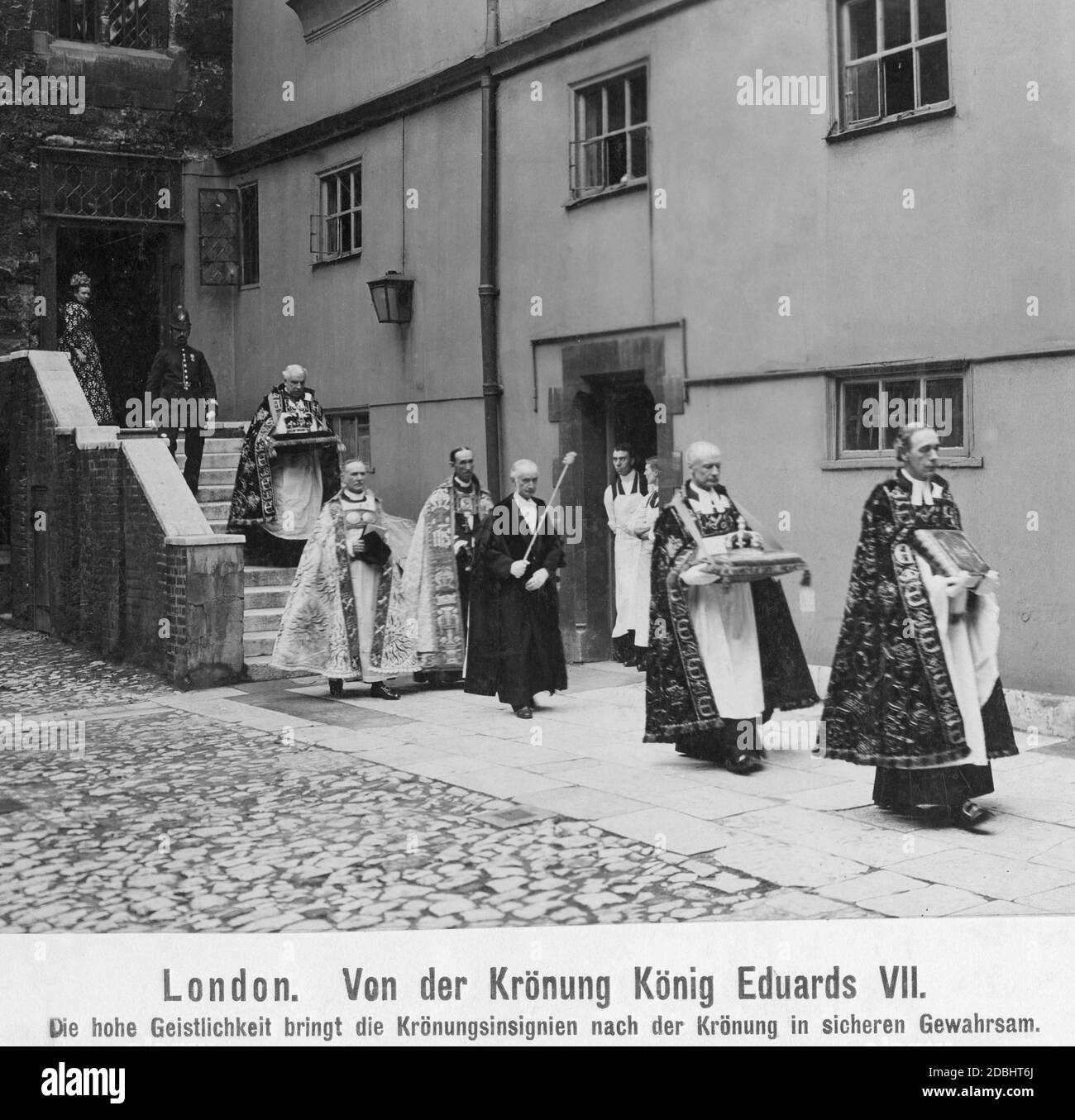 L'alto clero restituì le insegne reali alla custodia dell'Abbazia di Westminster dopo l'incoronazione di Edoardo VII il 9 agosto 1902. Foto Stock
