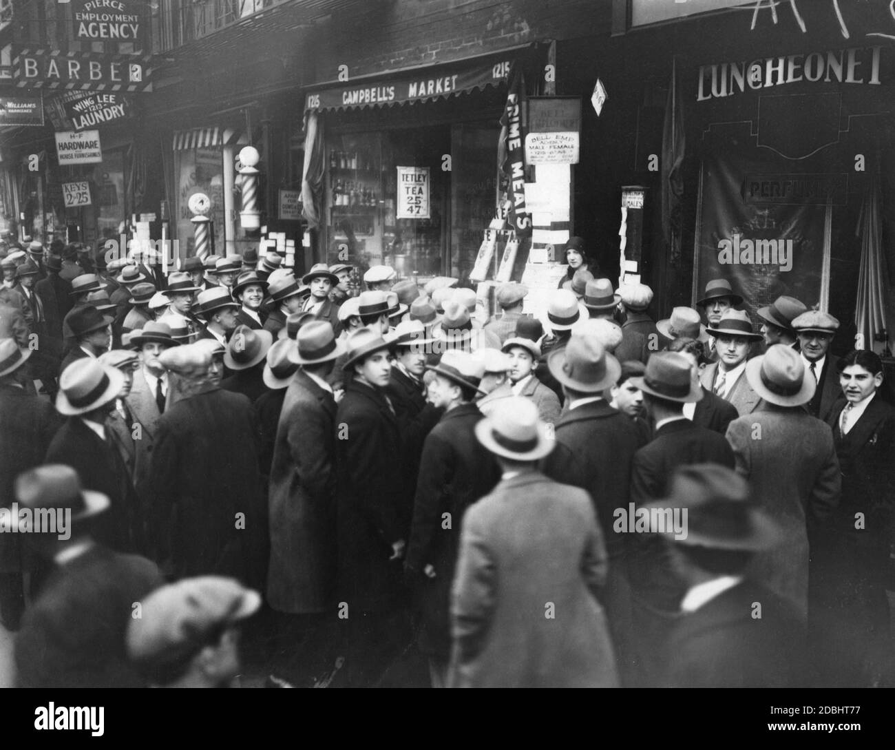 Numerosi candidati si sono accodati in strada per due posizioni pubblicizzate in un ristorante. Foto Stock
