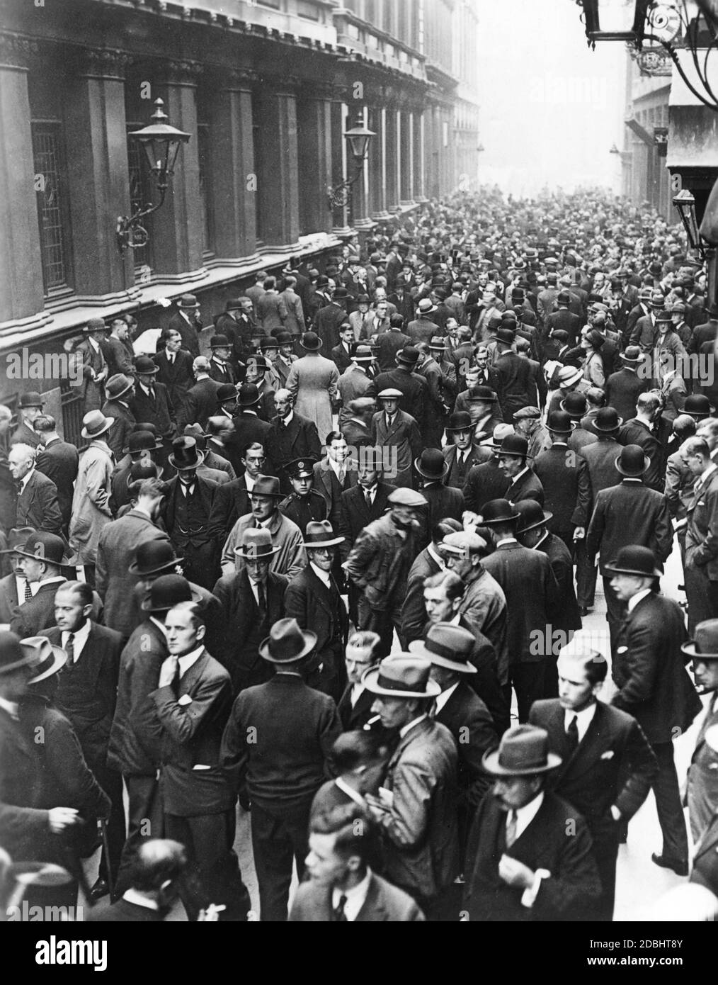 Una grande folla si è riunita a Londra di fronte alla borsa il 21 settembre 1931. Il governo inglese ha disaccoppiato il tasso di cambio della sterlina britannica dal precedente standard aureo valido, che ha causato la caduta dei prezzi. Foto Stock