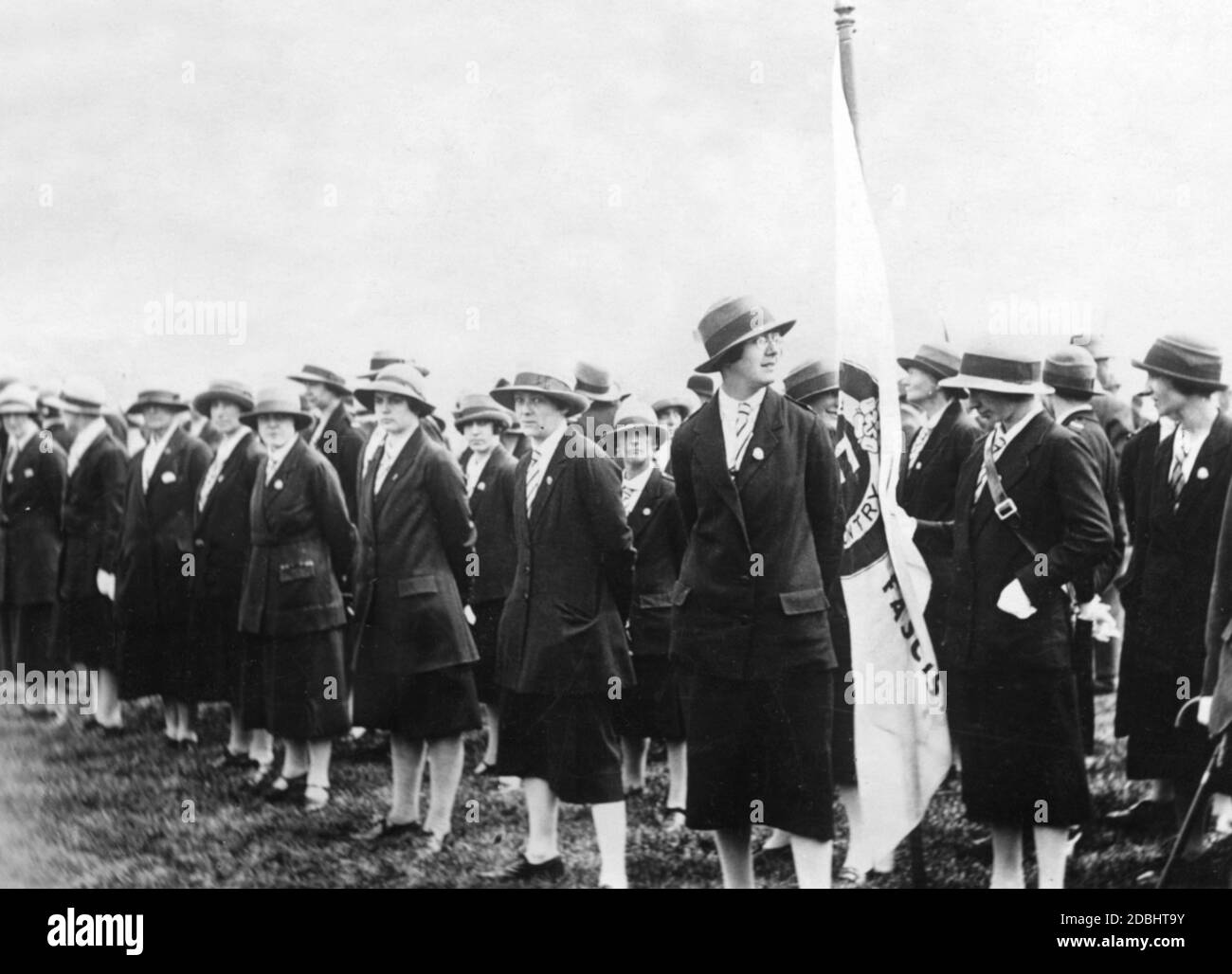 Un incontro di membri femminili dei fascisti britannici a Hyde Park di Londra. Foto Stock