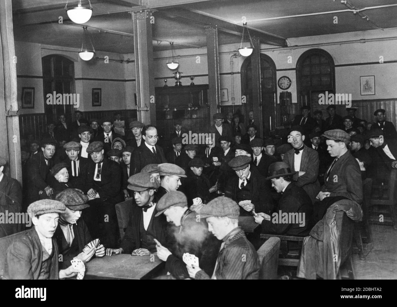 Uomini in un centro di cura di giorno nel East End di Londra durante la Grande depressione. Foto Stock