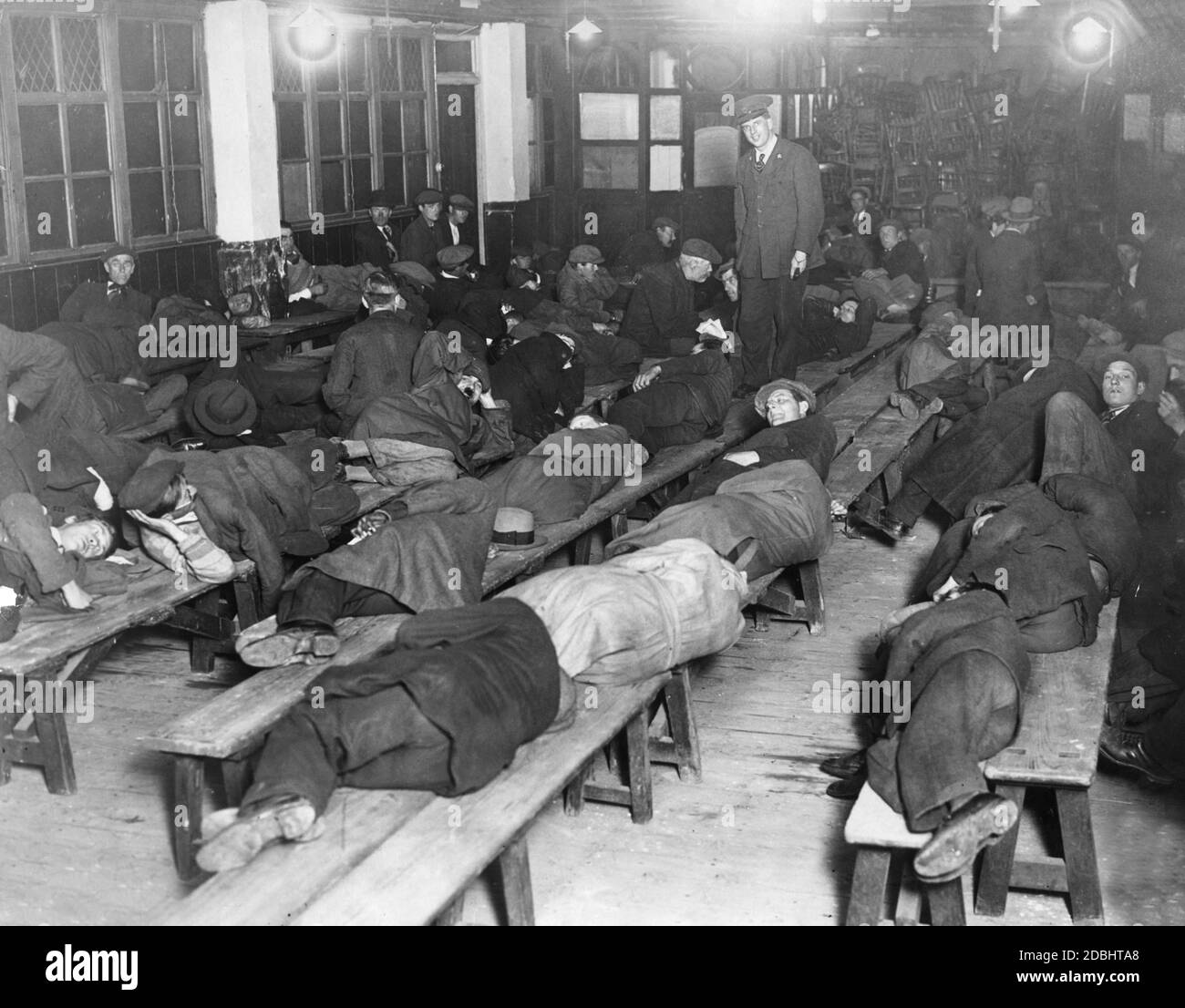 Numerosi disoccupati e senzatetto trascorrono la notte nei rifugi della Salvation Army a Waterloo Road a Londra. La maggior parte dei bisognosi sono ingegneri, contabili, medici ed ex ufficiali dell'esercito che, nonostante la loro buona istruzione, non riescono a trovare lavoro. Foto Stock