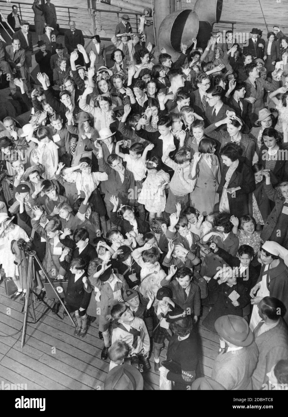 '210 bambini inglesi, che sono stati evacuati negli Stati Uniti quando sono fuggiti da una possibile invasione della Gran Bretagna nella seconda guerra mondiale, onda sul ponte della 'S.. Samaria'' al loro arrivo a New York.' Foto Stock