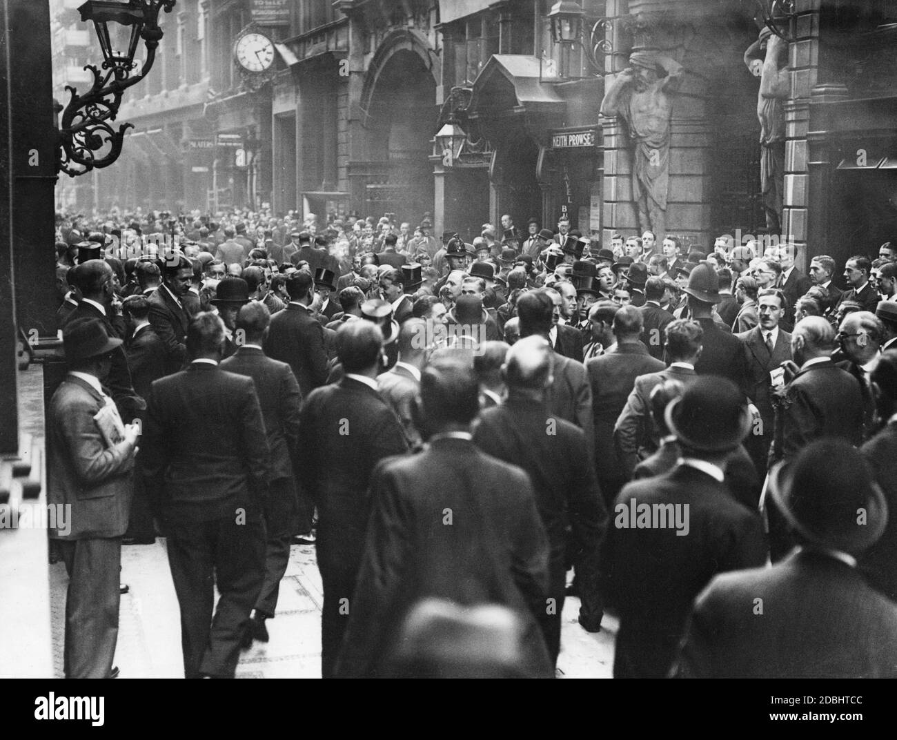"Confronto tra lavoratori e membri della ''British Union of Fascists'' (BUF) a Throgmorton Street a Londra. Il motivo era la vendita del giornale fascista ''The Blackshirt''. Foto Stock