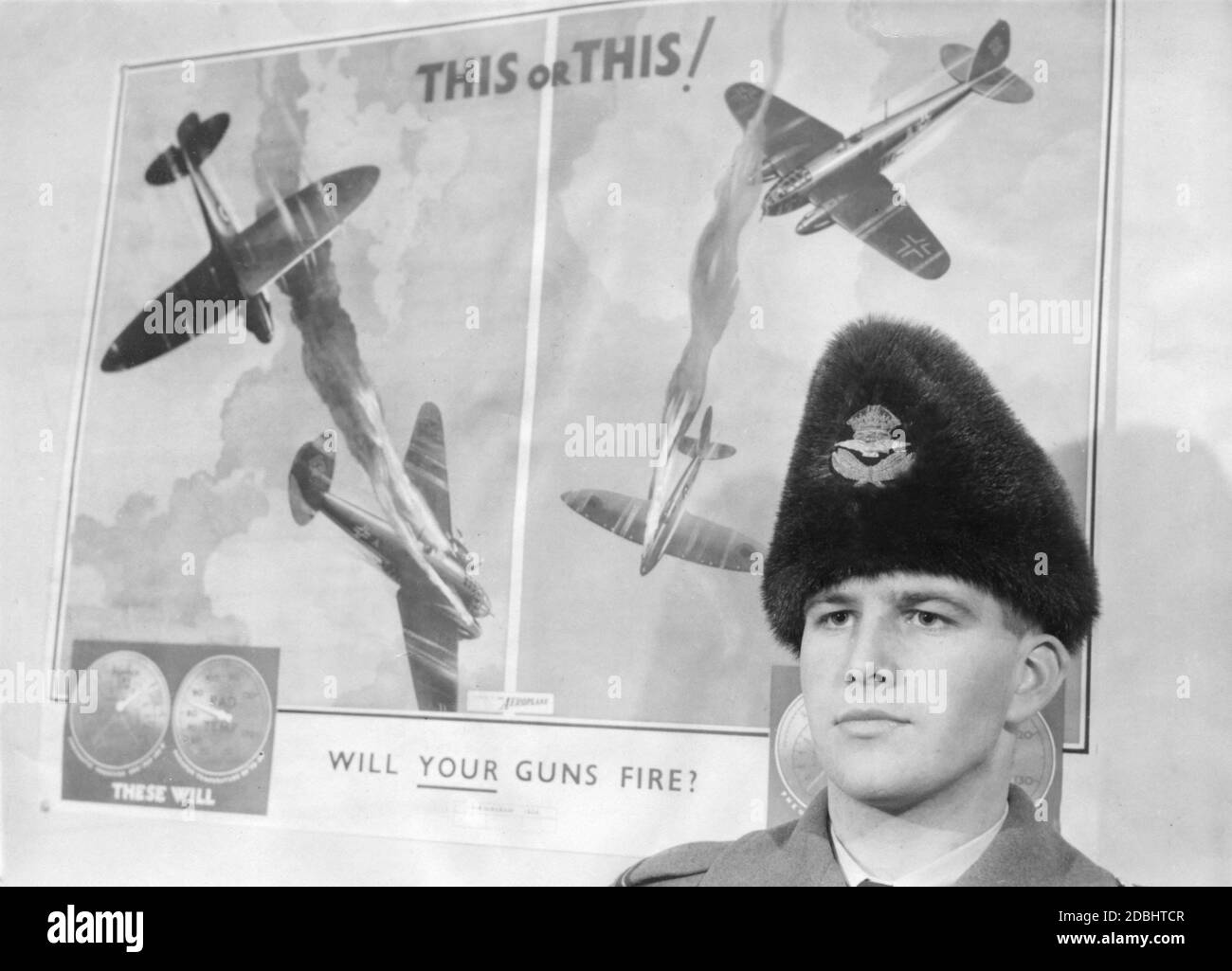 Un poster di propaganda di guerra accanto a un giovane cadetto in una classe in Canada. Foto Stock
