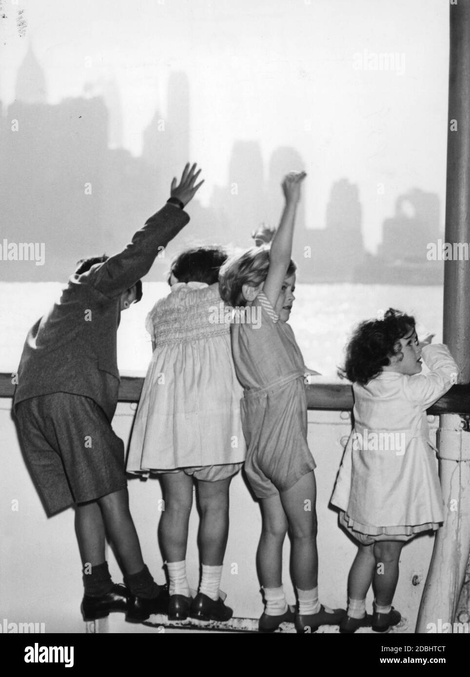 "I bambini inglesi che sono stati evacuati negli Stati Uniti durante il volo da una possibile invasione della Gran Bretagna nella seconda guerra mondiale hanno ondato sulla ringhiera del vaporiere olandese Volendam al loro arrivo a New York." Foto Stock