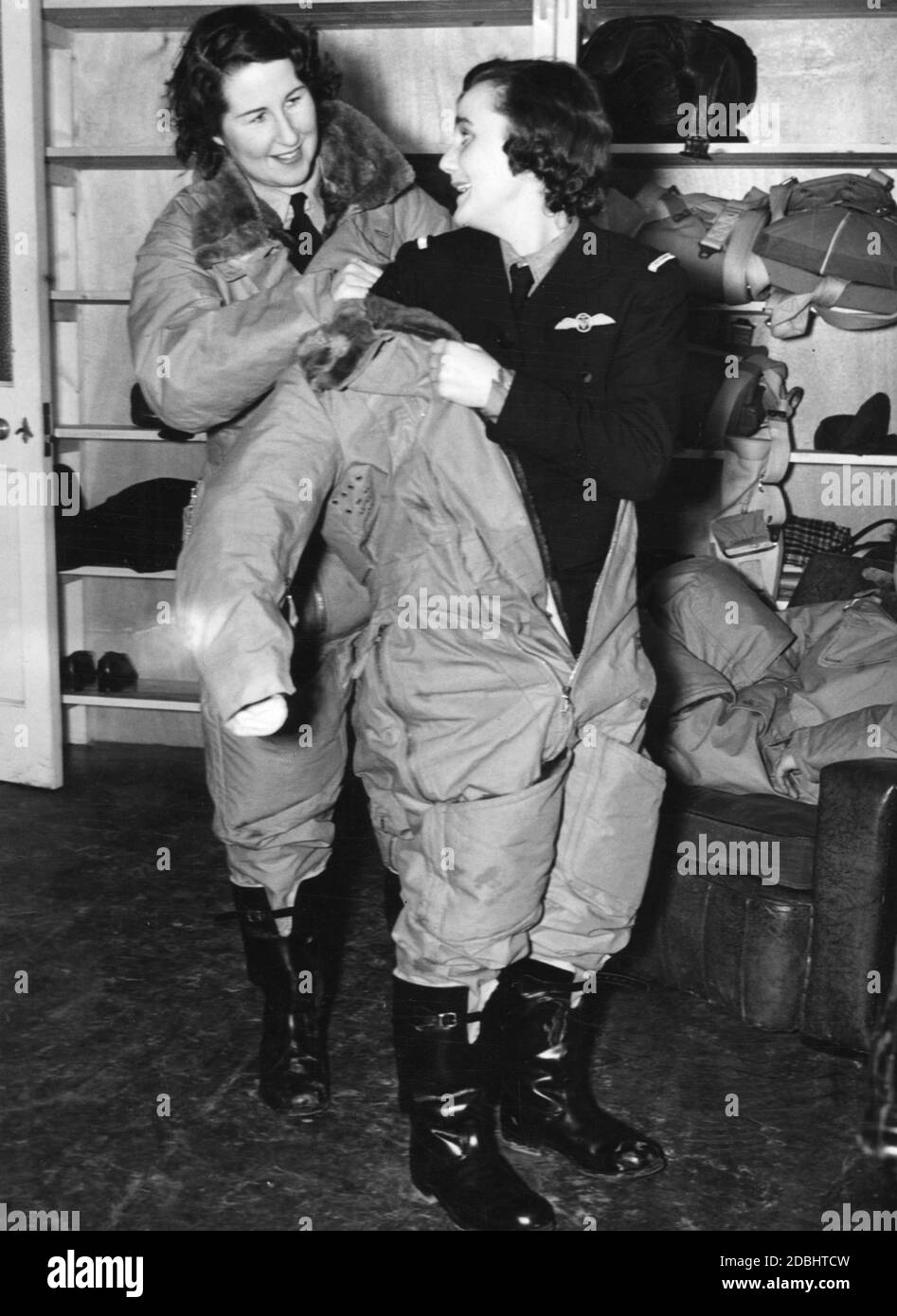 Due piloti femminili che indossano la loro tuta da volo. I piloti di servizio volontario volano gli aerei da combattimento di nuova costruzione verso le stazioni di servizio RAF nel Regno Unito, mentre i piloti maschi volano verso il fronte. (foto non datata) Foto Stock