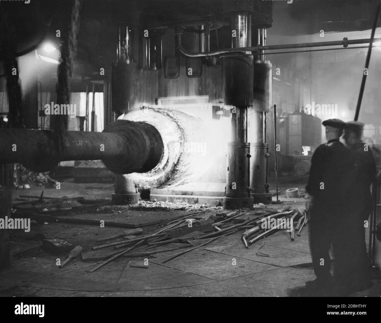 Produzione del corpo di un cilindro di pistola nel forno di altoforno della Darlington Forge Company Ltd. A Darlington, Inghilterra del Nord. Foto Stock