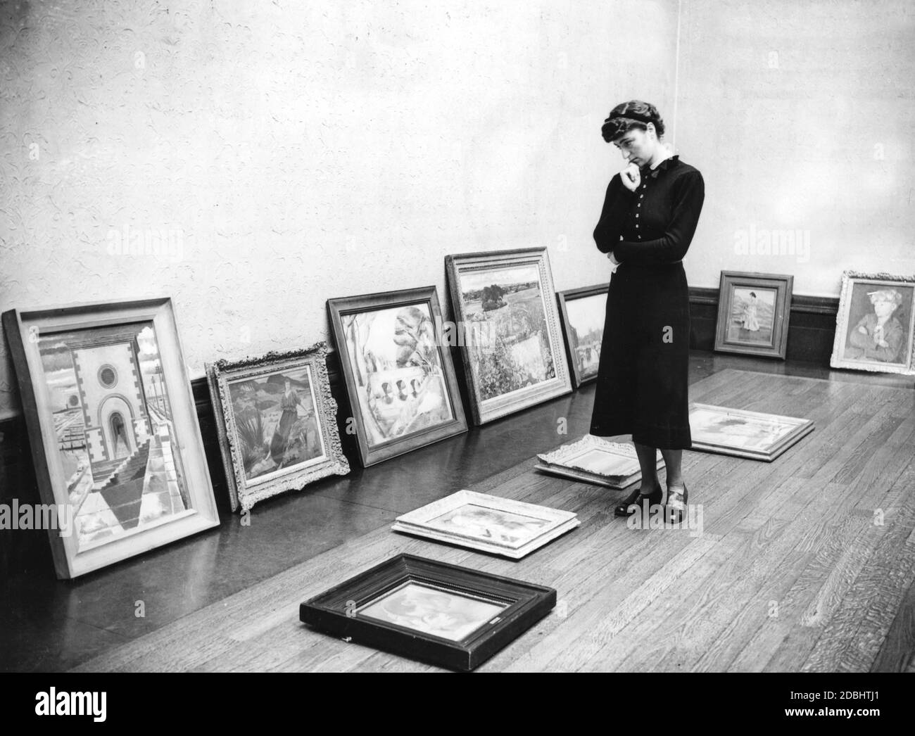 Dopo l'evacuazione di tutte le opere d'arte dalla National Gallery di Londra nell'estate del 1939, i locali sono stati utilizzati per mostre organizzate da vari artisti, come l'artista inglese Lillian Browse. L'immagine mostra Lillian Browse guardando varie mostre nella Galleria Nazionale. Foto Stock