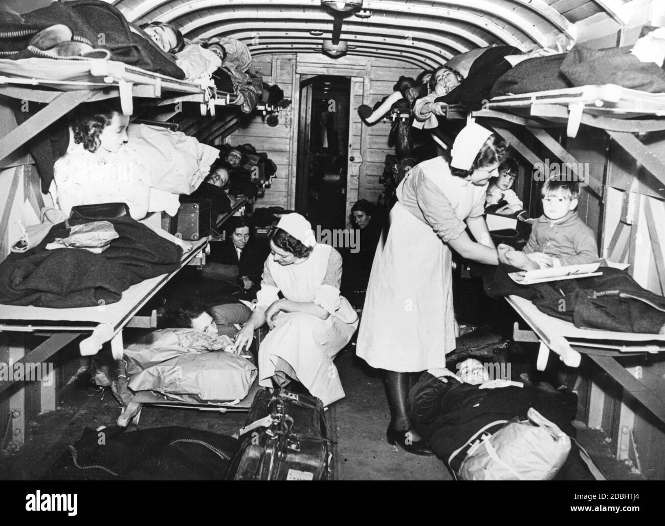 Gli infermieri si occupano di civili feriti in uno dei treni ospedalieri. I treni servono principalmente per trasportare i feriti dagli ospedali di Londra sovraffollati verso la zona circostante. Foto Stock