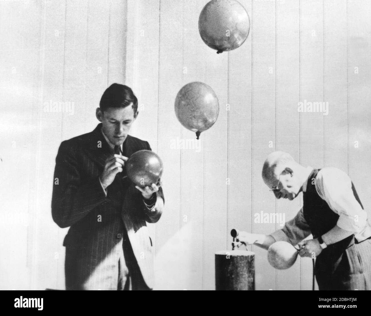 I ricercatori inglesi usano palloncini per testare le correnti d'aria. Foto Stock