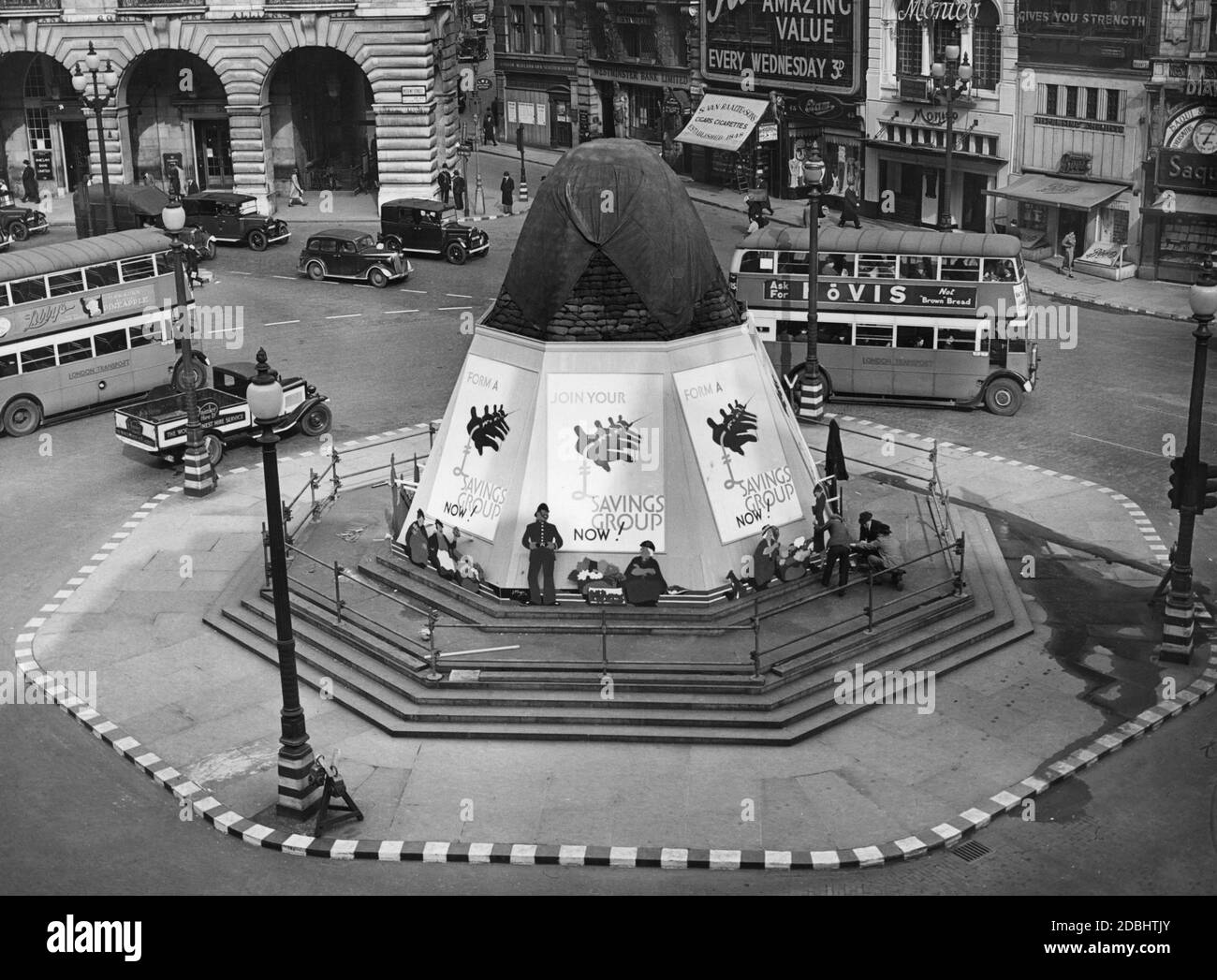 In preparazione alle incursioni aeree, la fontana Shaftesbury Memorial nel mezzo del Piccadilly Circus di Londra è smantellata e coperta di tavole. Foto Stock
