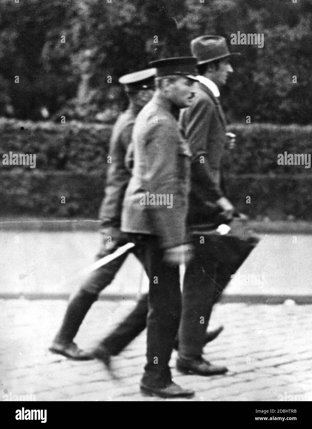 Un partecipante di una manifestazione antisemita contro il Congresso sionista di Vienna viene portato via dalla polizia dopo i disordini. Foto Stock