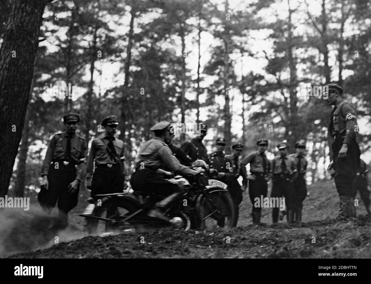 Un membro del Motor Hitler Youth on moto guida colleghi e membri NSKK passati. È l'esame finale nel terreno vicino a Lichterfelde e Trebbin. La moto è probabilmente una DKW SB 200A. Foto Stock