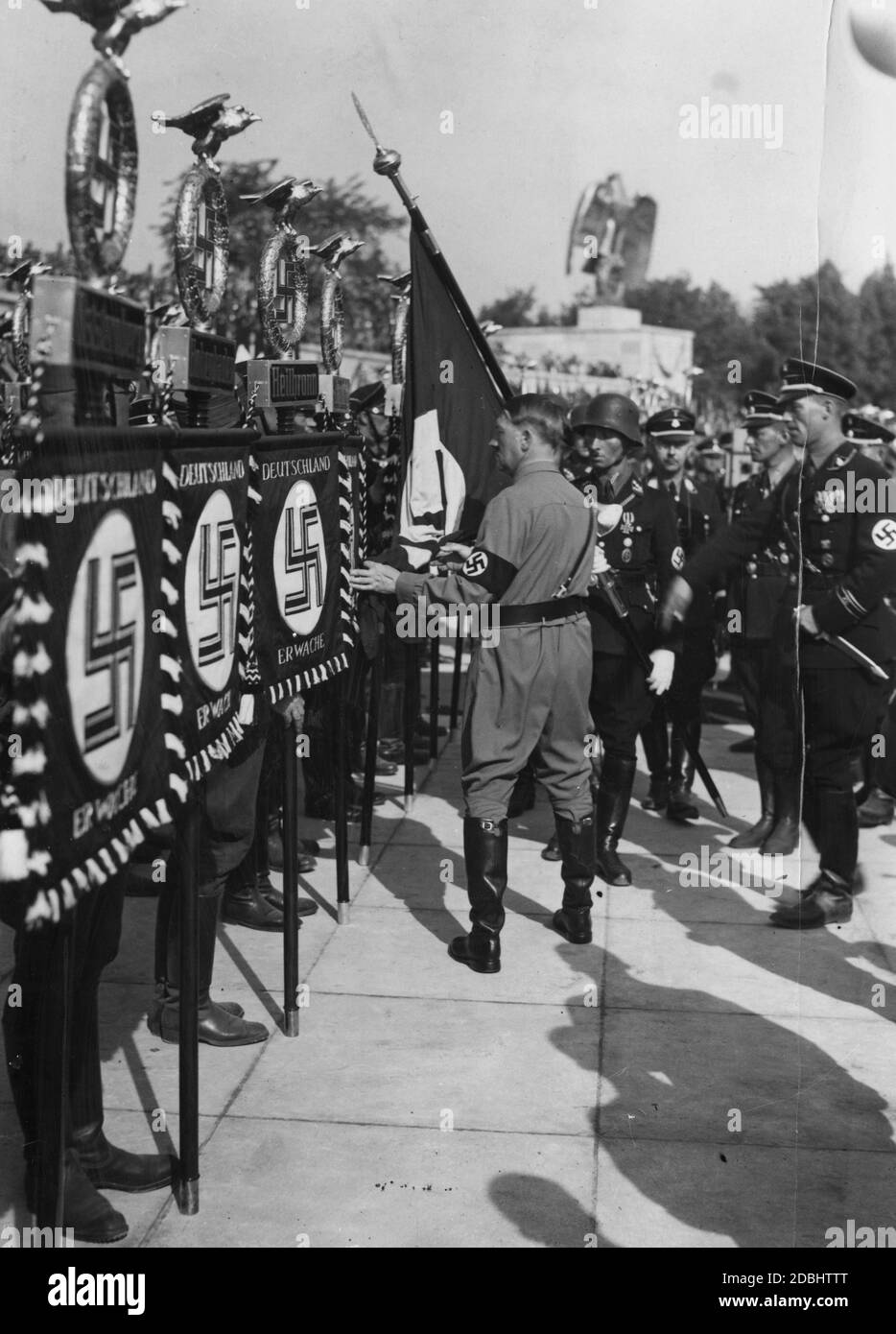 Adolf Hitler alla consacrazione della bandiera nella Luitpoldarena al Congresso del Partito nazista del 1934, dove Hitler tocca nuovi standard, tra cui la bandiera di Heilbronn, con la bandiera della Beer Hall Putsch del 1923, la cosiddetta Bandiera del sangue. Foto Stock