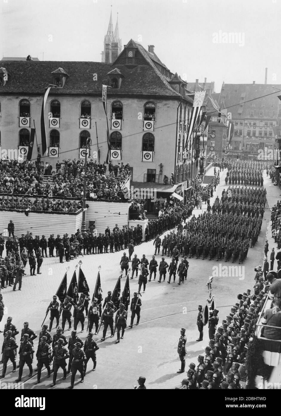 Vista della sfilata delle formazioni del Servizio del lavoro Reich attraverso Norimberga durante il Congresso del Partito nazista. A sinistra, una parte della tribuna sul cosiddetto Adolf-Hitler-Platz. Foto Stock