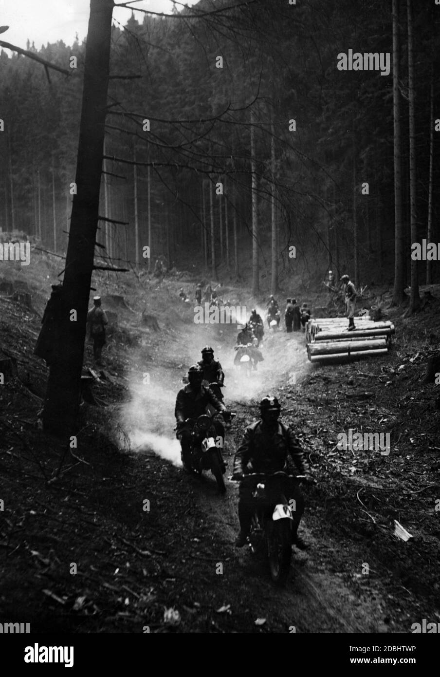 I membri del Motor Hitler Youth partecipano alla seconda prova fuori strada della Gioventù Hitler nelle montagne Harz. Presumibilmente vicino a Goslar. Si costeggiano lungo una strada forestale. Foto Stock