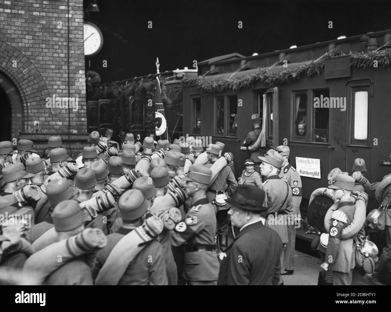Una squadra del Nazi Labour Service Gau 9 si sta preparando all'Anhalter Bahnhof di Berlino per il viaggio speciale in treno per il congresso del Partito nazista di Norimberga. Foto Stock