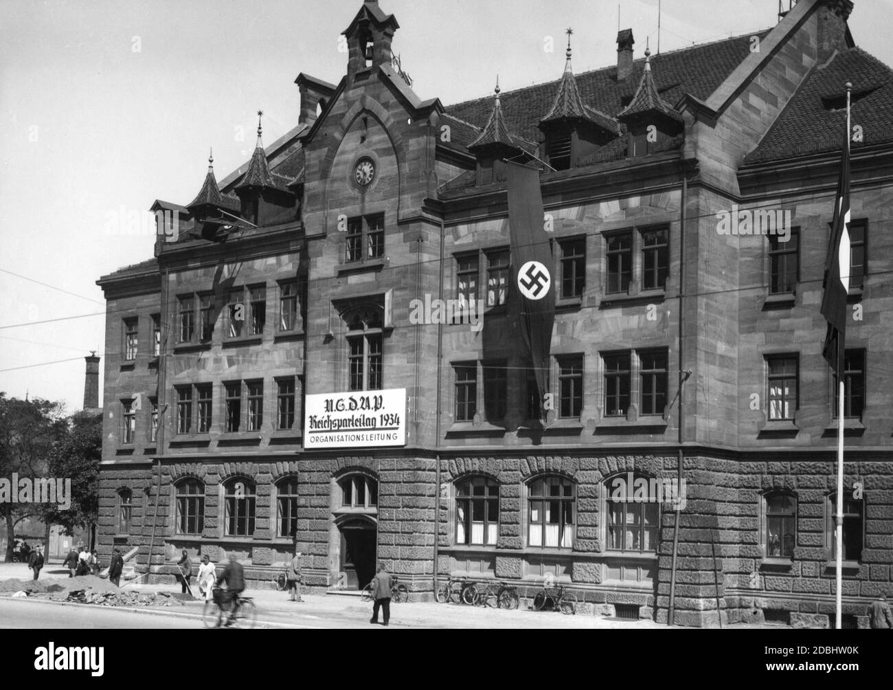 Vista dell'edificio degli uffici del Frauentorgraben a Norimberga, appartenente al comitato organizzativo del Congresso del Partito nazista. Di fronte al reparto IT sono in corso lavori di costruzione di strade. Foto Stock