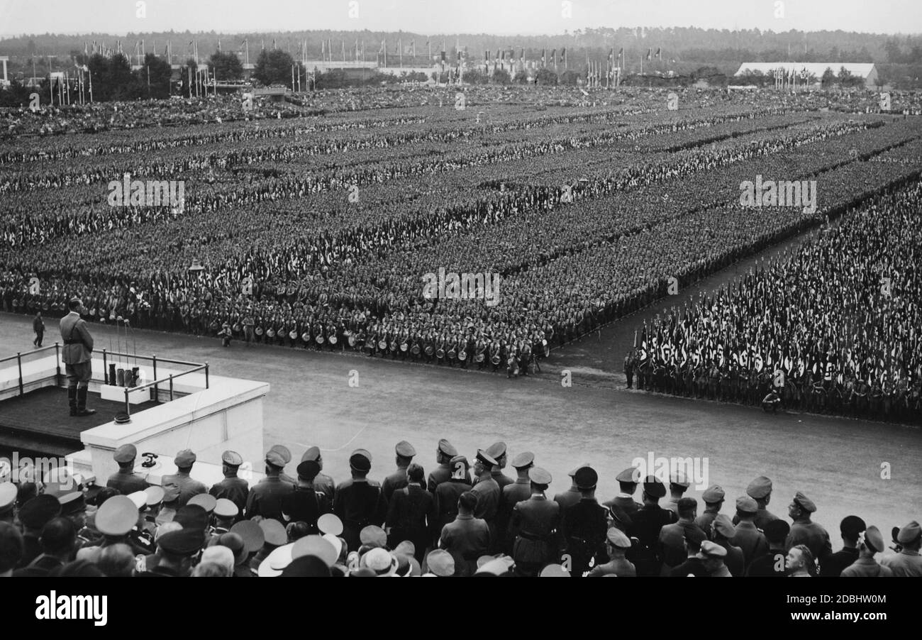 Adolf Hitler fa un discorso dal rostro ai circa 100,000 leader politici della NSDAP che si sono riuniti sul campo di Zeppelin per la parata. Foto Stock