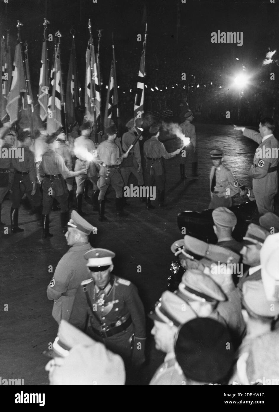 Nella piazza della stazione di Norimberga, Adolf Hitler prende il saluto dei leader politici della NSDAP durante la processione delle fiaccolate. Foto Stock