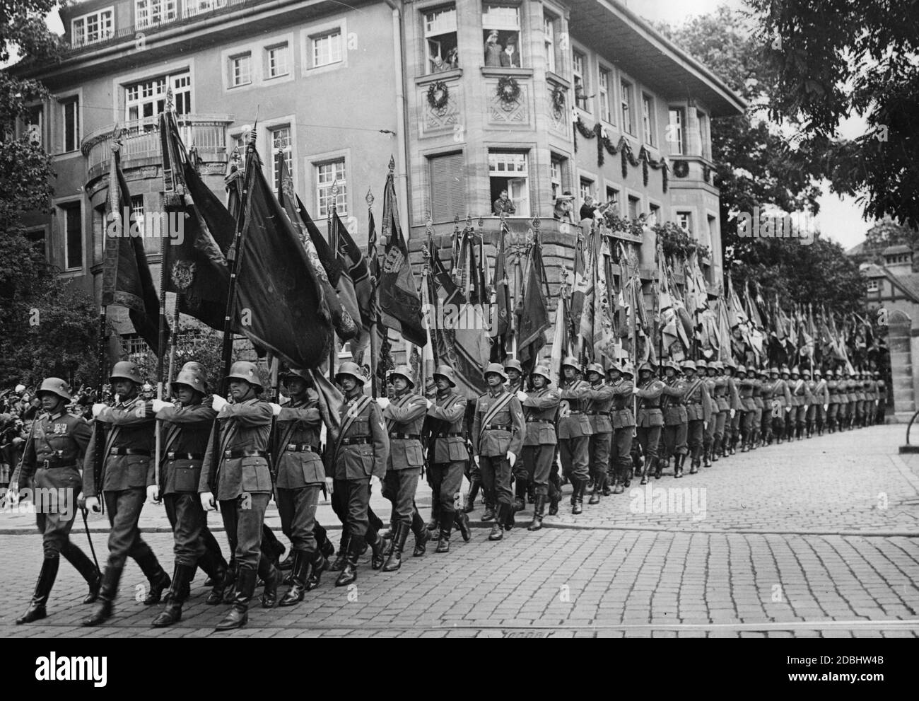 Le 110 più antiche bandiere dell'esercito e di Kriegsmarine sono portate dall'Ufficio del Comandante al campo tenda di Wehrmacht durante il Congresso del Partito nazista a Norimberga. Foto Stock
