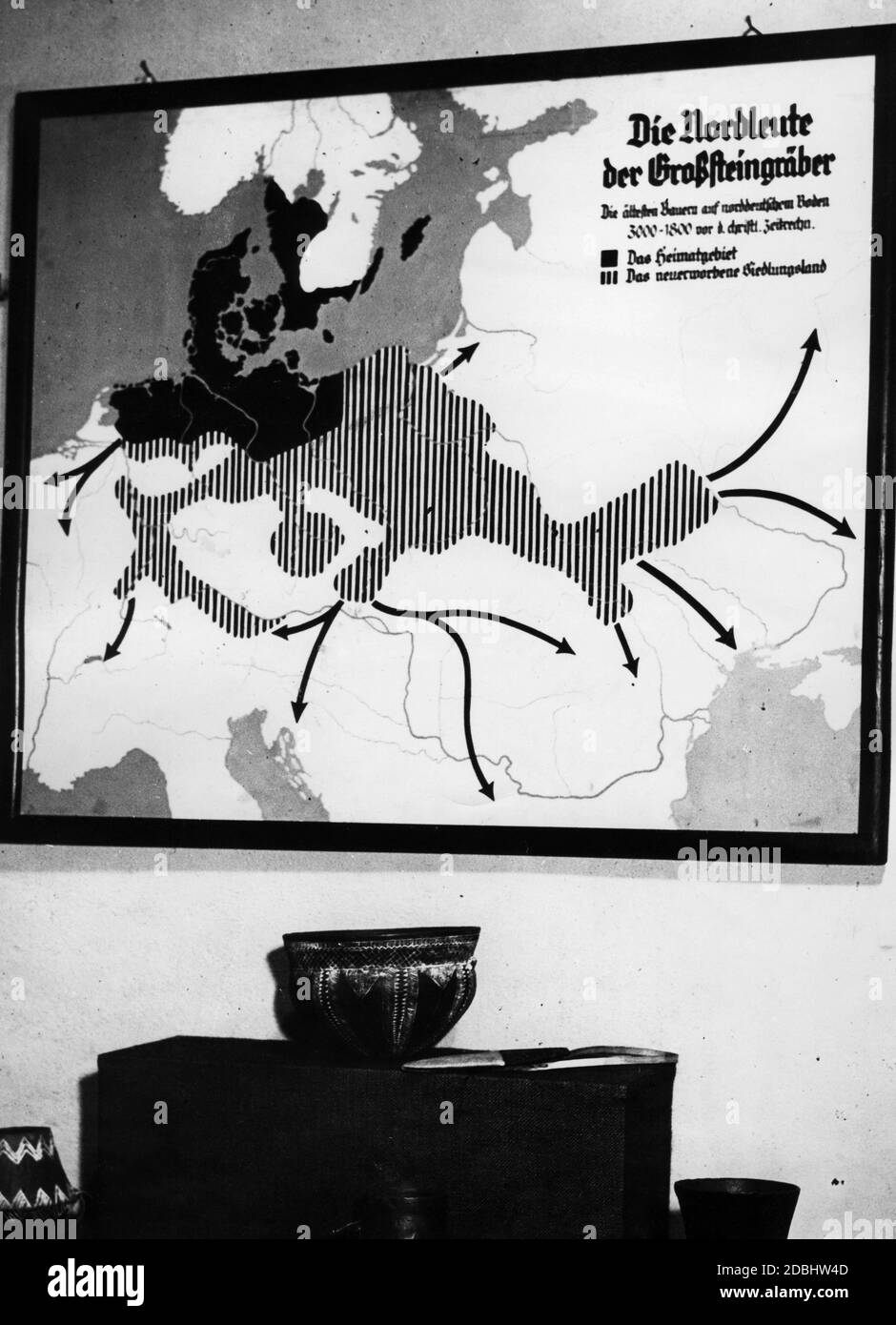 'Un'illustrazione per la mostra 'Schicksalsweg der Nation' (fate della nazione) in occasione del Congresso del Partito nazista a Norimberga mostra ''i Northmen di tombe megalitiche. I più antichi agricoltori sul suolo tedesco del Nord 3000-1800 a.C. (Area scura) la patria. (Striped) il terreno di insediamento di nuova acquisizione'' Foto Stock