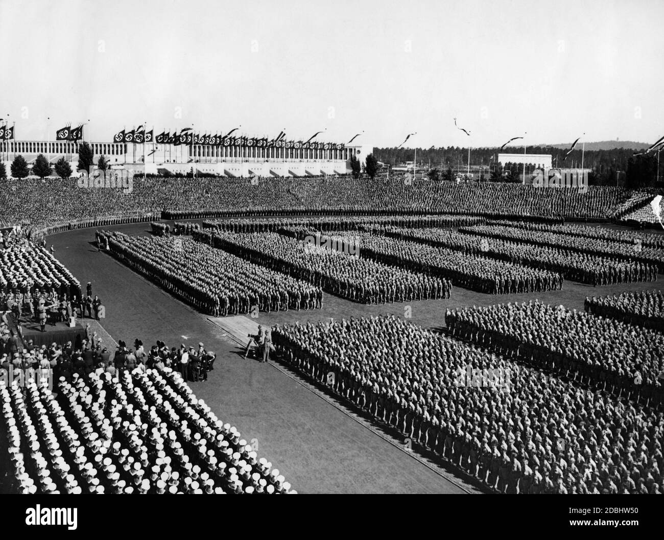 Panoramica dello Stadio della Gioventù Hitler durante il rapporto della HJ di Baldur von Schirach ad Adolf Hitler. Sul lato destro e sinistro del supporto del diffusore si trova la Marine-HJ, sulla pista dello stadio c'è una squadra di telecamere. Foto Stock