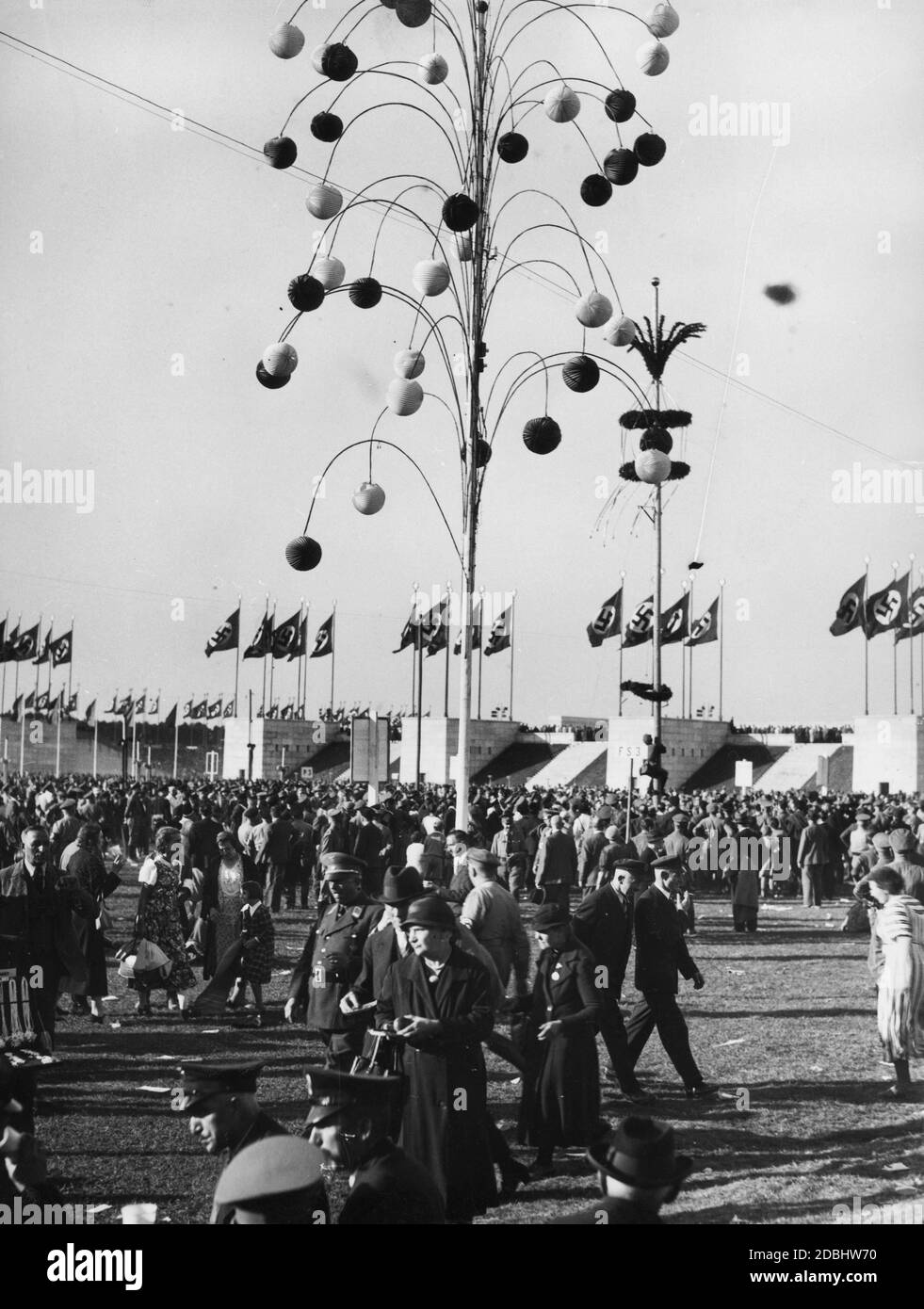 Vista del traffico e del trambusto dietro le bancarelle durante il festival folk sullo Zeppelinwiese. Foto Stock