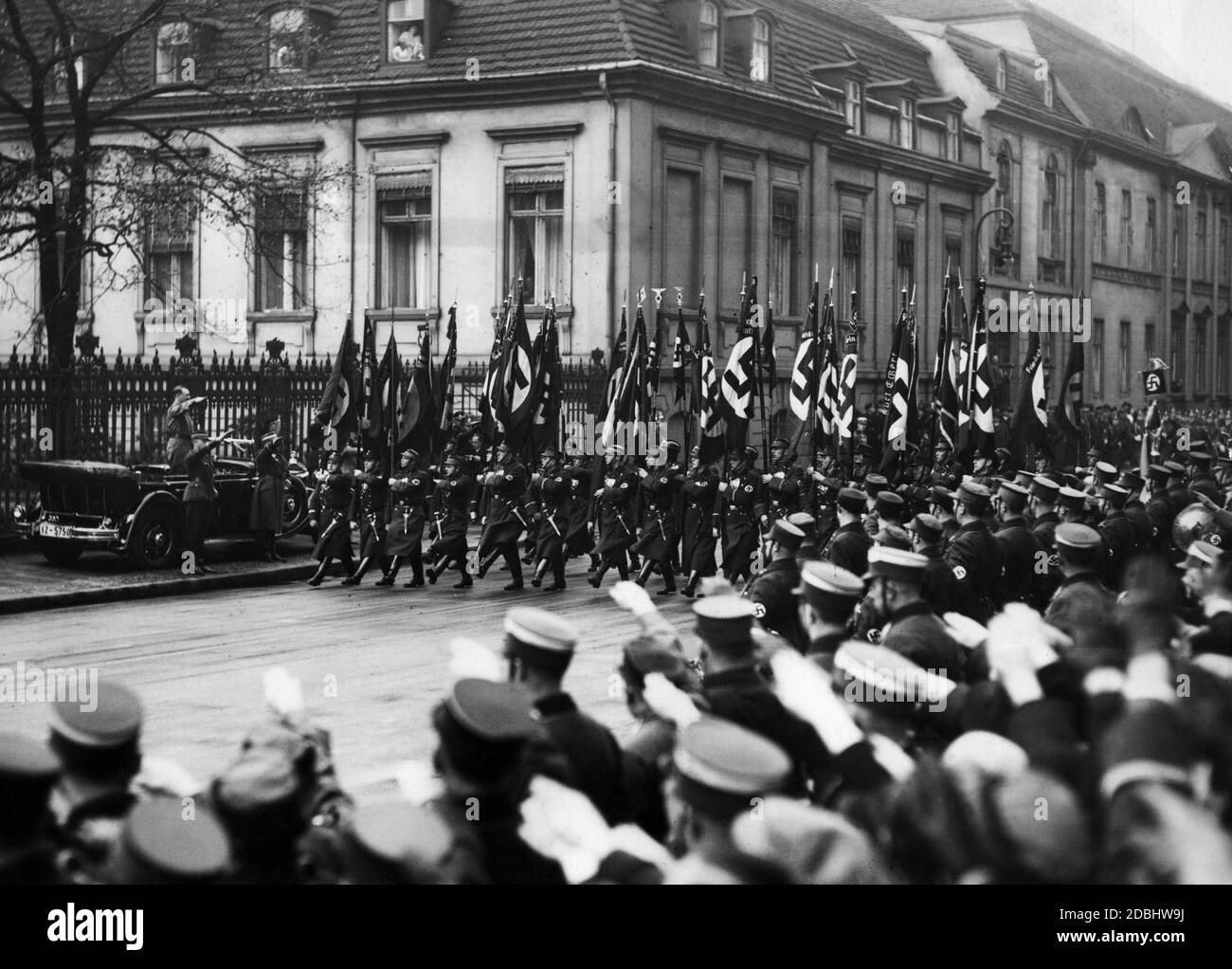 Il Brandenburger Ehrenstuerme di Berlino ha passato Adolf Hitler nella Wilhelmstrasse (Berlino). Sullo sfondo è il Ministero degli Esteri. È il giorno di Capodanno. Foto Stock