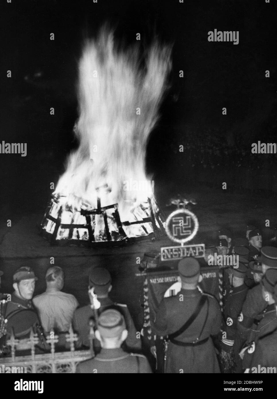 Il fuoco solstizio di Kreuzberg a Berlino è circondato da uomini SA. Foto Stock