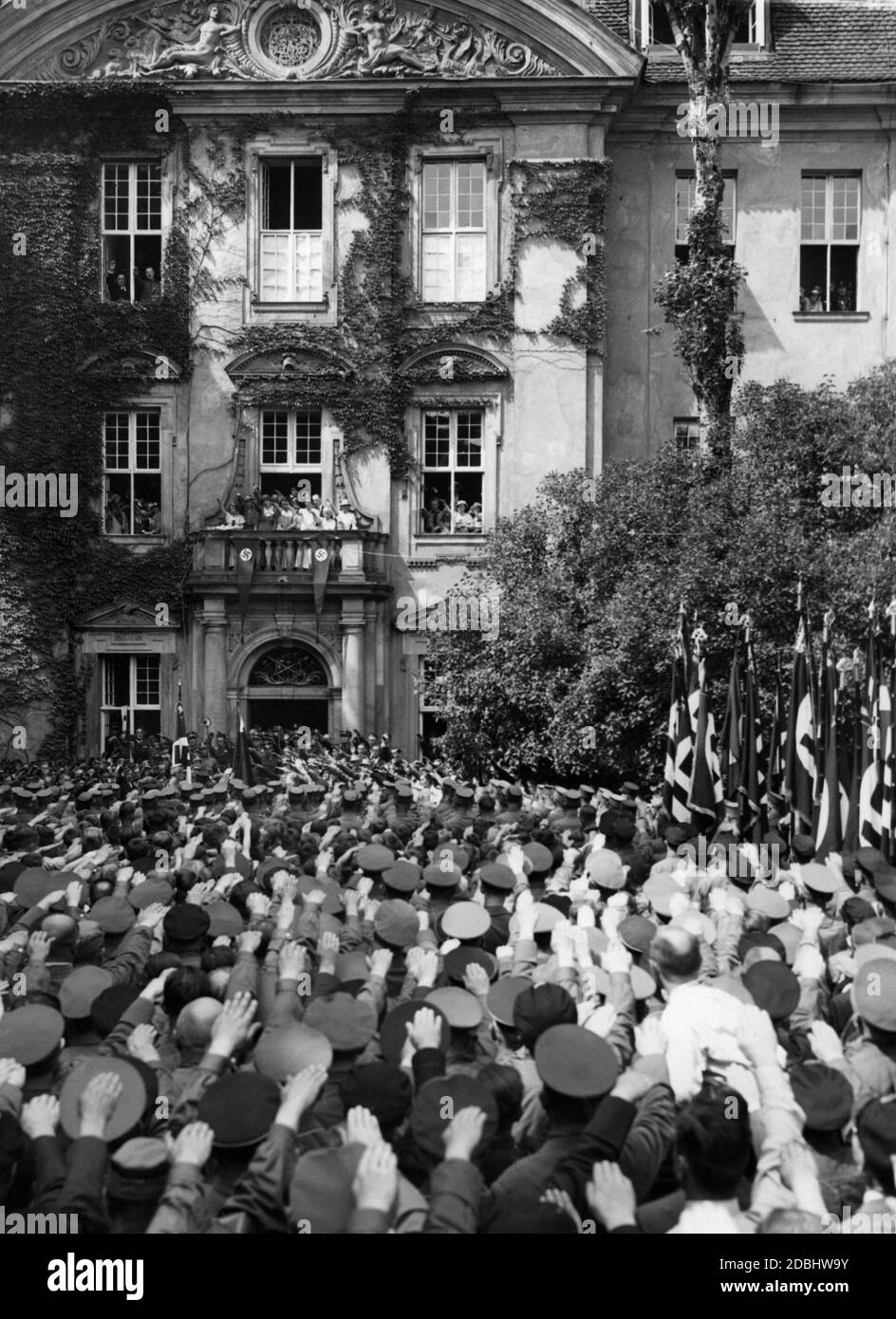 'Apertura della mostra ''800 Jahre Mark'' nel Castello di Koepernick dal Kreis 9 della NSDAP, qui mentre cantava la canzone di Horst Wessel.' Foto Stock