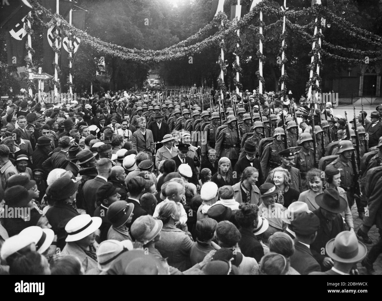 Ingresso al reggimento Doeberitz a Neustrelitz. La foto mostra spettatori, soldati in marcia della Wehrmacht e bandiere swastika. Foto Stock