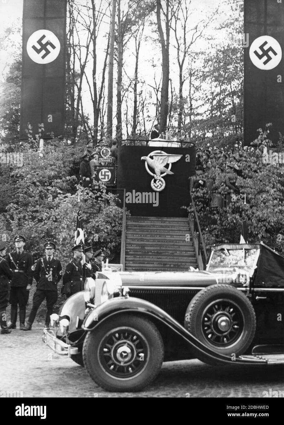 L'apertura di un'autostrada a Frankurt am Main da parte di Adolf Hitler (dietro il leggio). Di seguito è riportato il Mercedes Benz di Adolf Hitler del 1935. Foto Stock