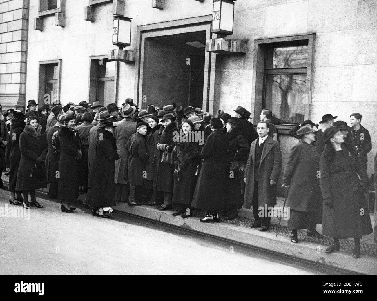 Accodarsi davanti alla Cancelleria del Reich a Berlino il giorno di Capodanno per lasciare le congratulazioni per Hitler in liste definite. Foto Stock