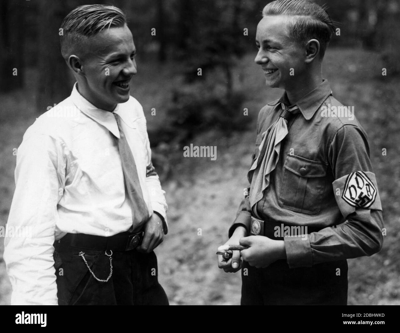 Due ragazzi del Verein fuer Deutschtum im Ausland in uniforme parlano tra loro. Foto Stock