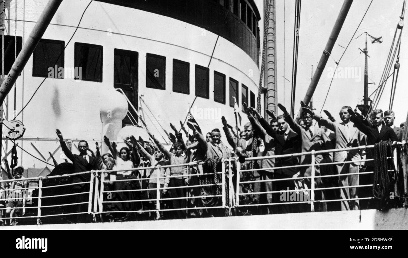 "90 ragazzi e ragazze della gioventù di Hitler provenienti dalla Spagna si esibiscono nel saluto di Hitler dopo essere arrivati nel porto di Amburgo con la nave a motore "Orinoco" di Hapag." Foto Stock