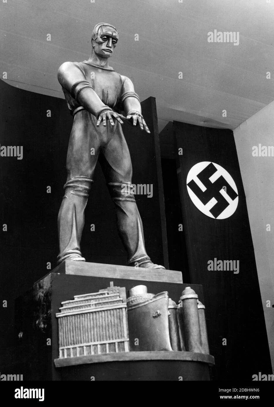 "Il ''Reichsberufsgruppen der Angestellten in der DAF'' ha organizzato una mostra di lavoro a Neue Welt con il motto ''il dipendente nell'economia tedesca''. Qui, una rappresentazione simbolica del dipendente." Foto Stock