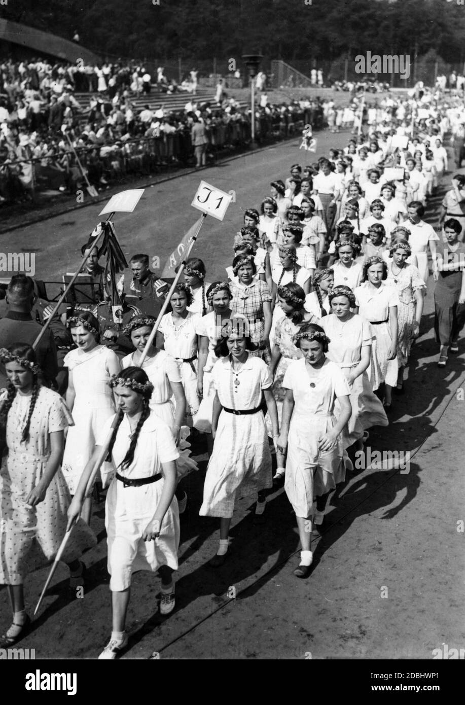 I bambini (con una corona di fiori) delle scuole berlinesi hanno fatto una prova nello stadio SCC per la Giornata del nazionalismo tedesco il 13.09.1934. Foto Stock