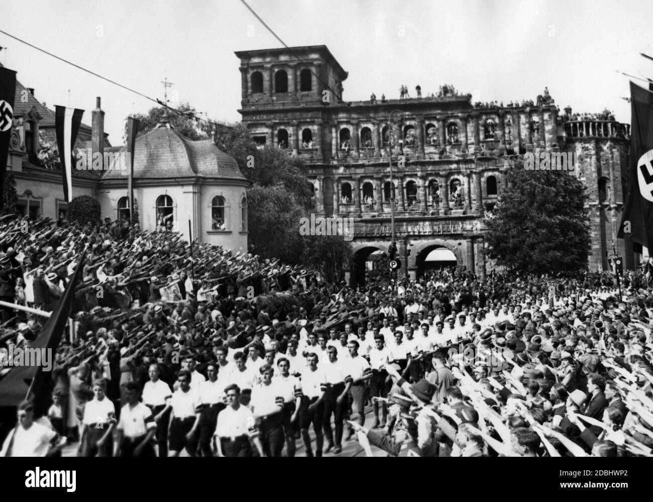 Al termine della conferenza Whitsun del VDA, che si è tenuta a Mainz e Treviri, durante la seconda festa si svolge una processione di quattro ore attraverso le strade di Treviri. La parata è stata aperta da circa 10,000 persone provenienti dalla regione di Saar. Qui nella foto, la Gioventù Saar in uniforme, sullo sfondo la porta Nigra. Foto Stock