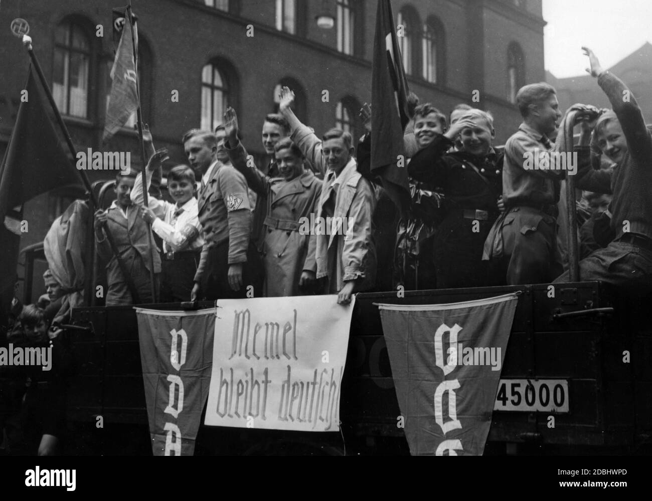 "Il Volksbund fuer das Deutschtum im Ausland, VDA, sta organizzando un viaggio dimostrativo con camion per le prossime elezioni nel territorio di Memel. Ecco un camion con bambini e lo slogan 'Memel rimane tedesco' su Alexanderplatz a Berlino. Foto Stock