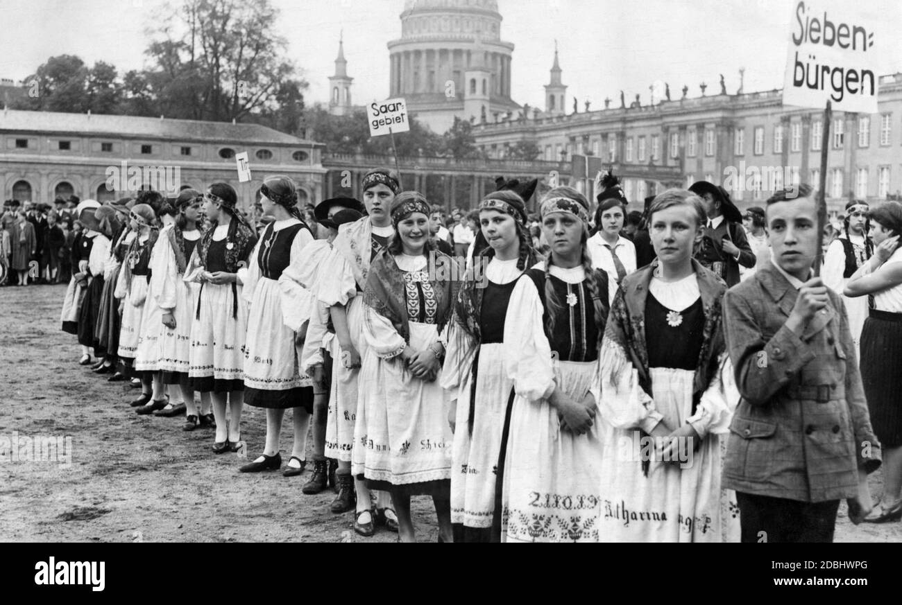 Il Verein fuer das Deutschtum im Ausland e.V. celebra il suo 50° anniversario a Potsdam. Nel pomeriggio, i rappresentanti di tutte le associazioni tedesche provenienti dall'estero si riuniscono per una grande celebrazione. Ecco un gruppo di ragazze della Transilvania vestite in costume nazionale. Dietro di loro un gruppo della regione di Saar. Sullo sfondo, la cupola della Chiesa di San Nicola. Foto Stock