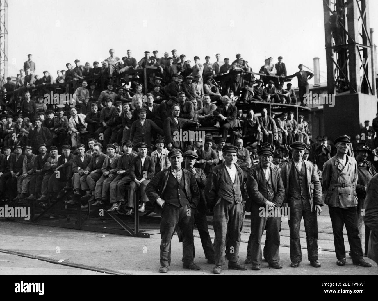 I lavoratori del cantiere Blohm & Voss ascoltano un discorso di Adolf Hitler. Foto Stock