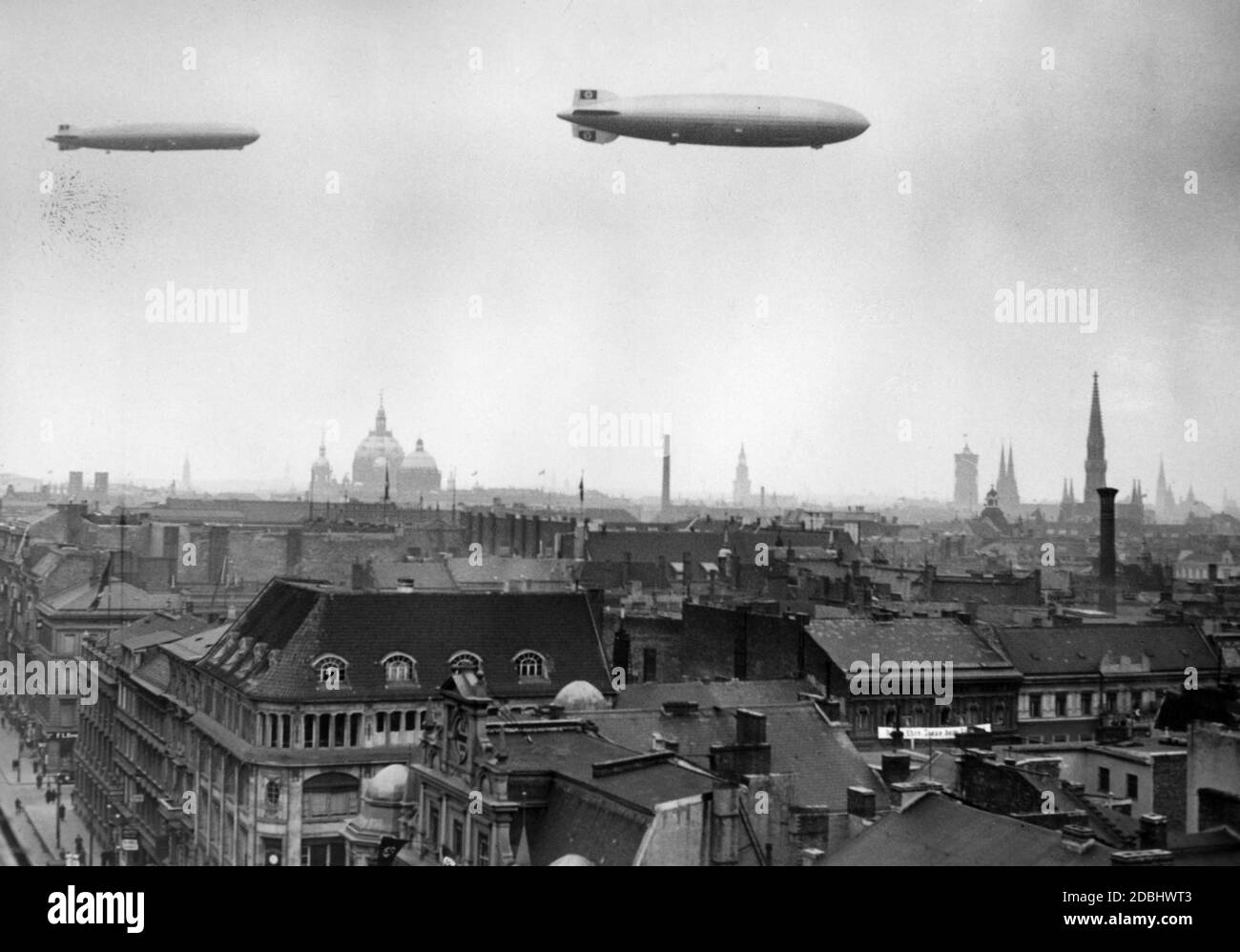«le navi LZ 129 ''Hindenburg'' e LZ 127 ''Graf Zeppelin'' su Berlino». Foto Stock
