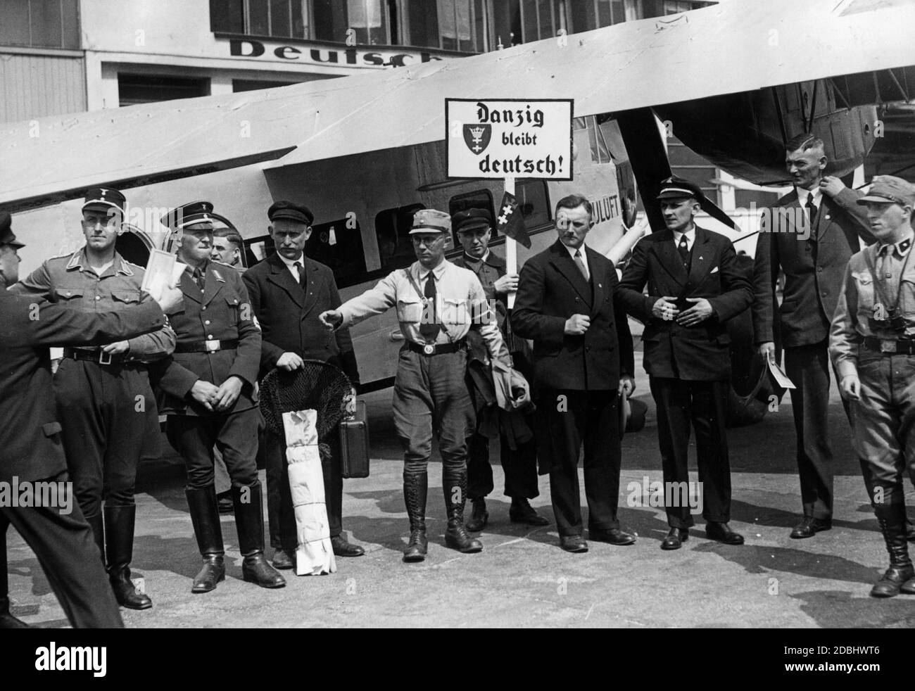"Una delegazione di Danzica arriva a Berlino per la Giornata del lavoro tedesco. Un segno con l'iscrizione 'Danzig bleibt deutsch' (Danzig rimane tedesco) propaga l'annessione di Danzica al Reich già dal 1° maggio 1933. Foto Stock