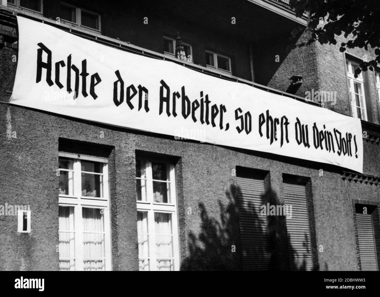 'Un banner che legge ''Achten den Arbeiter, so ehrst du dein Volk!'' (''rispetta l'operaio e onora il tuo popolo!'') Sul muro di una casa nei pressi di Tempelhofer Feld a Berlino." Foto Stock