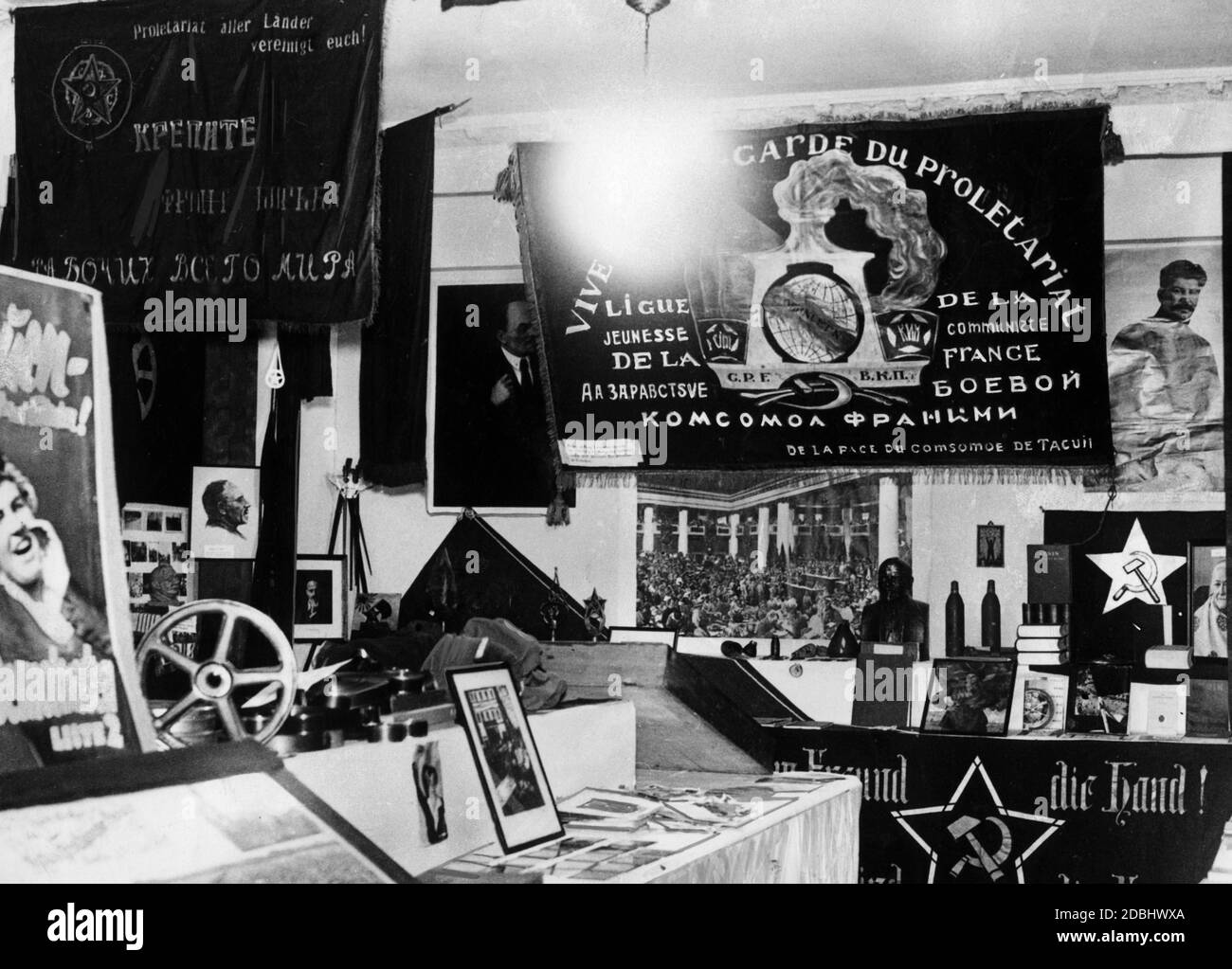 Nel Museo della prima Rivoluzione, all'angolo di Jueden- und Parochialstrasse a Berlino, gli organizzatori della mostra nazionalsocialista hanno diffamato i loro oppositori politici. Sala espositiva con bandiera KPD, che secondo il testo originale del 1933 è stata donata dai comunisti francesi e si trova sotto il letto di Thaelmann. Foto Stock