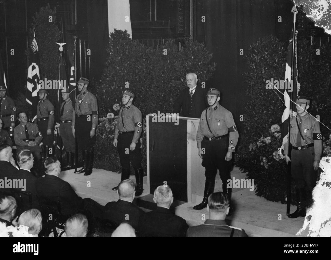 Nella Langenbeckhaus, il professor August Bier va in pensione come direttore e presidente del Koenigliche Chirurgische Universitaetsklinik (Royal Surgical University Hospital). Il suo successore è Georg Magnus. Foto Stock