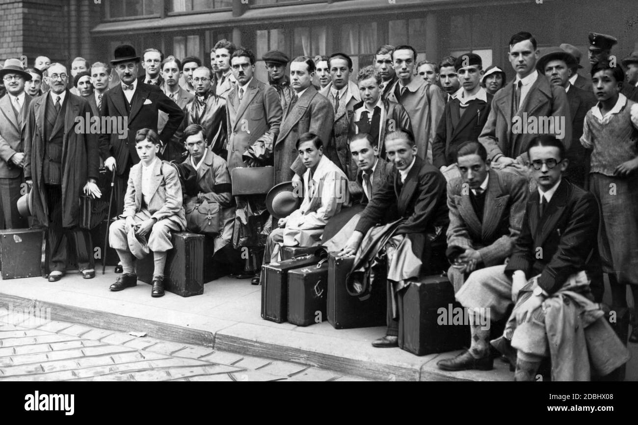 Trentuno studenti di scambio francese, studenti delle scuole elementari del Liceo di Saint Quentin, dopo il loro arrivo alla stazione di Friedrichstrasse e lo stesso numero di studenti delle scuole di grammatica tedesche prima del loro soggiorno di due settimane a Berlino. Nella metà sinistra della foto davanti (vestito nero con cappello bowler) l'ambasciatore francese a Berlino, Andre Francois-Poncet. Foto Stock